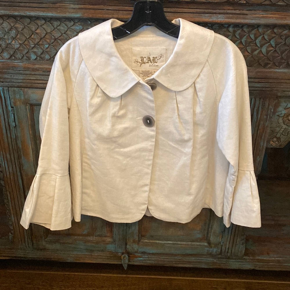 Cream linen, pleated short jacket. Size S